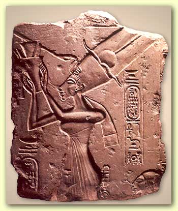 Nefertiti making offerings to the Aten